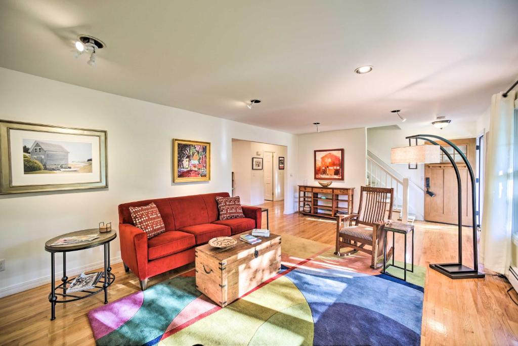 Peaceful Family Home with Fire Pit and Large Yard photo 2