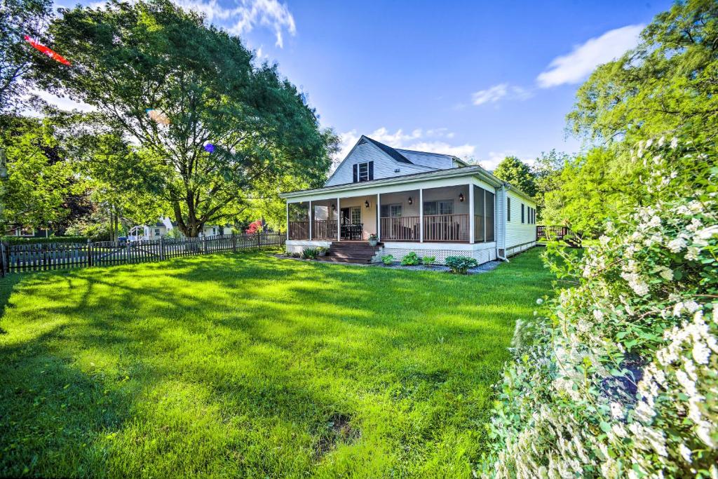 Peaceful Family Home with Fire Pit and Large Yard photo 1