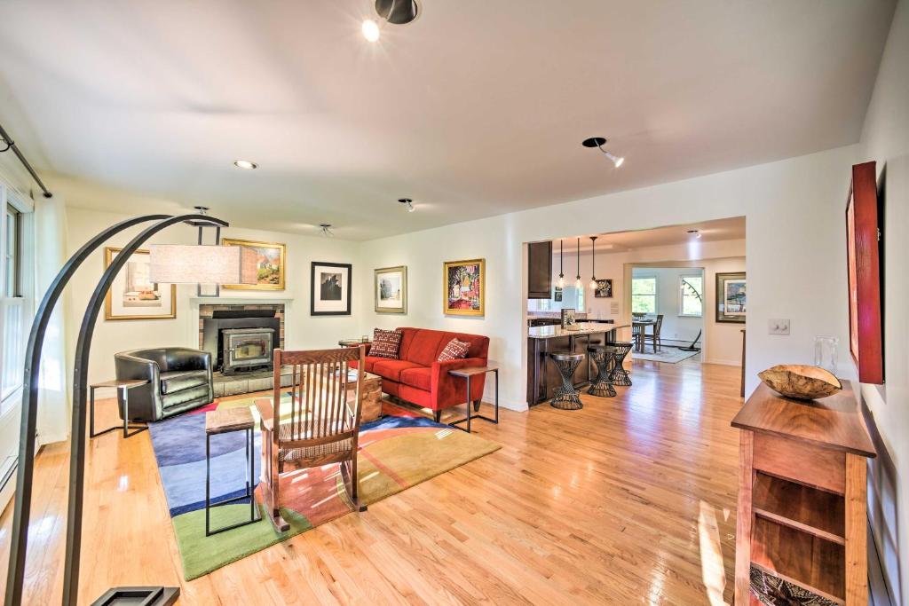 Peaceful Family Home with Fire Pit and Large Yard photo 3