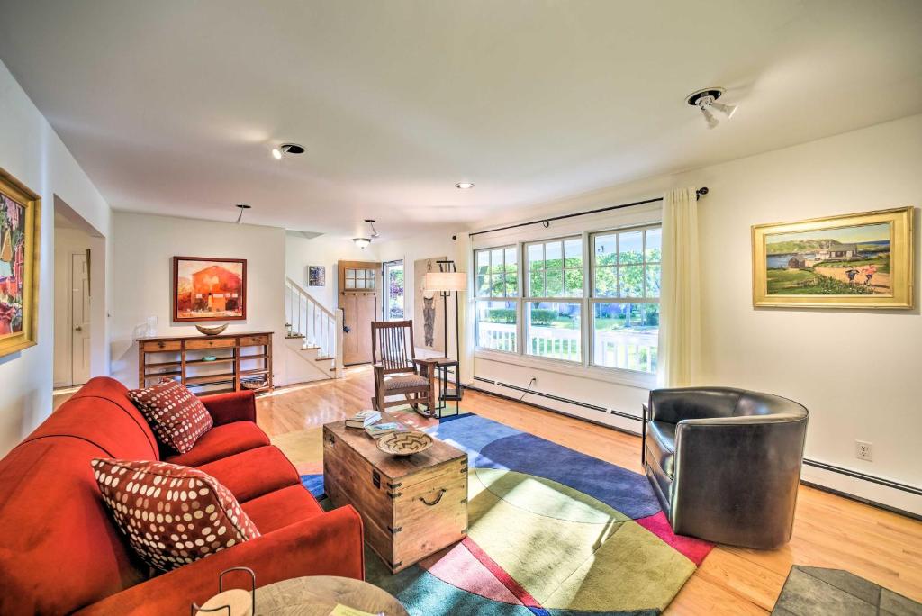 Peaceful Family Home with Fire Pit and Large Yard photo 4