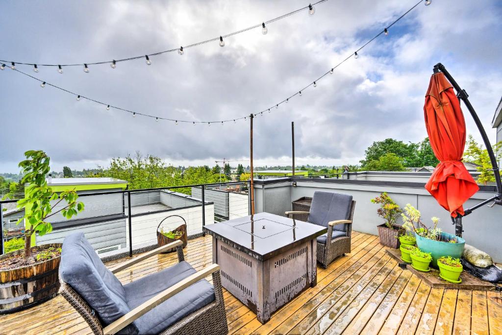 Urban Seattle Retreat with Rooftop Deck and Views photo 1