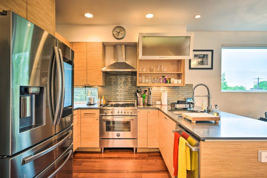 Urban Seattle Retreat with Rooftop Deck and Views photo 3