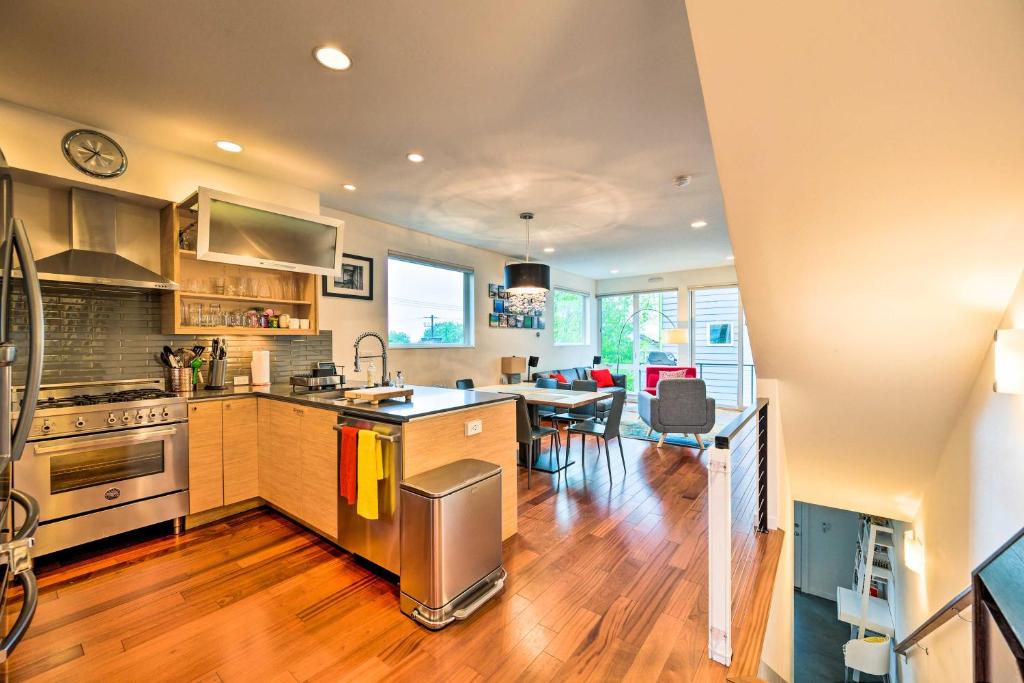 Urban Seattle Retreat with Rooftop Deck and Views photo 4
