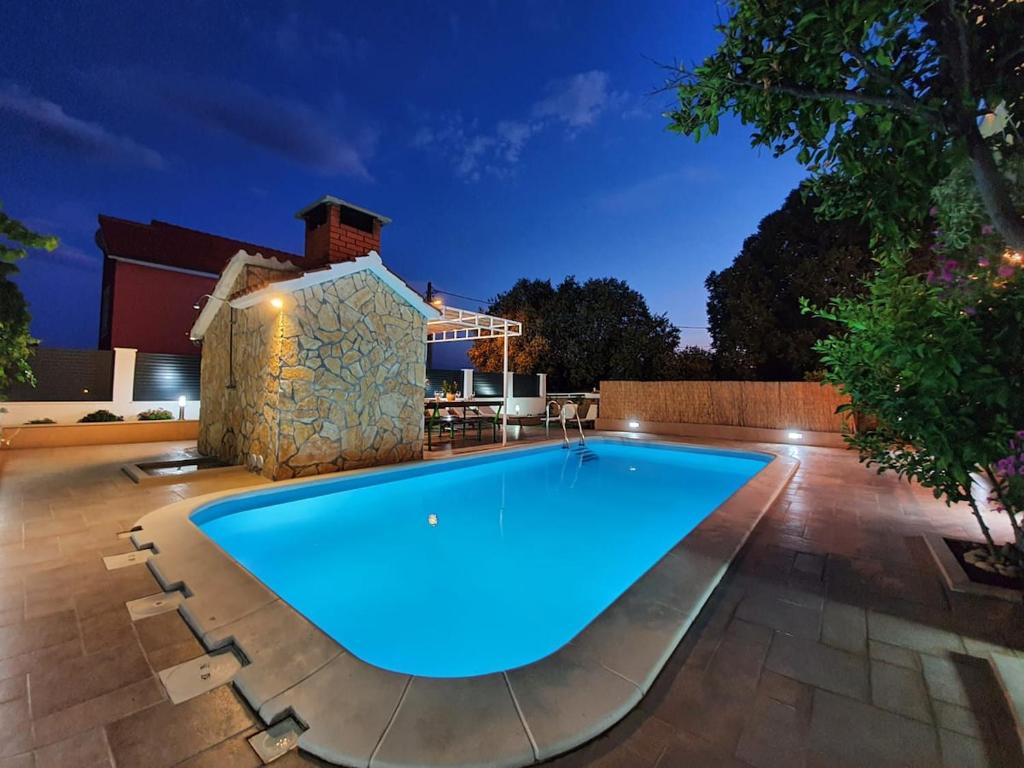 Beautiful villa - private heated pool, parking, BBQ near Split photo 4