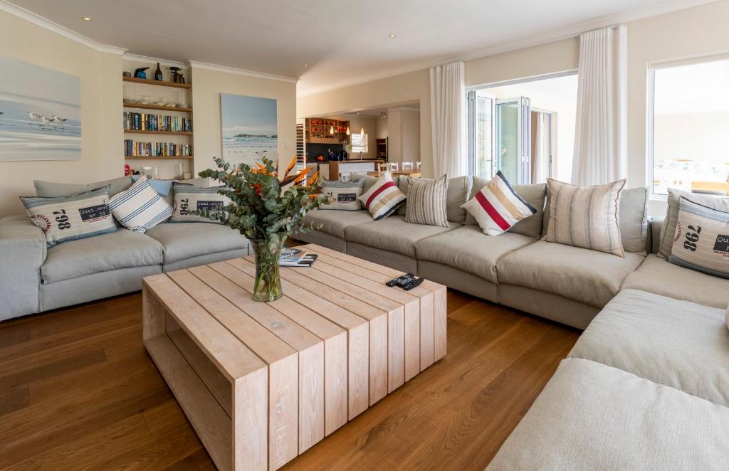 Number Eleven Self Catering Villa - Tap to explore photos