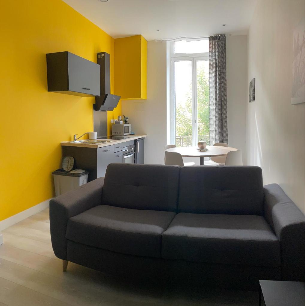 T2 40 M2 premier étage sans ascenseur Vals les bains linge de lit et de toilette non fournis photo 2
