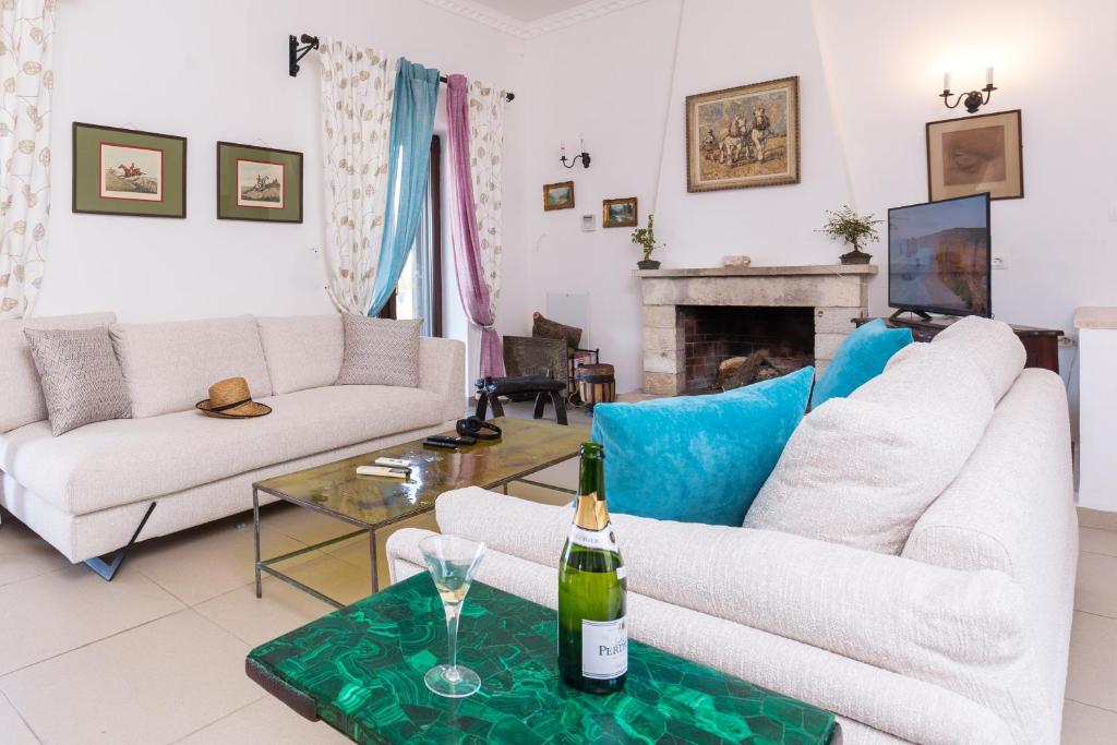 Find Tranquility at Villa Quietude A Stunning Beachfront Villa Rental photo 3