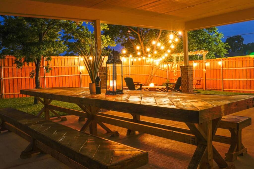 Dallas 4BR Large yard w HOT TUB , Fire pit and basketball Hoop image