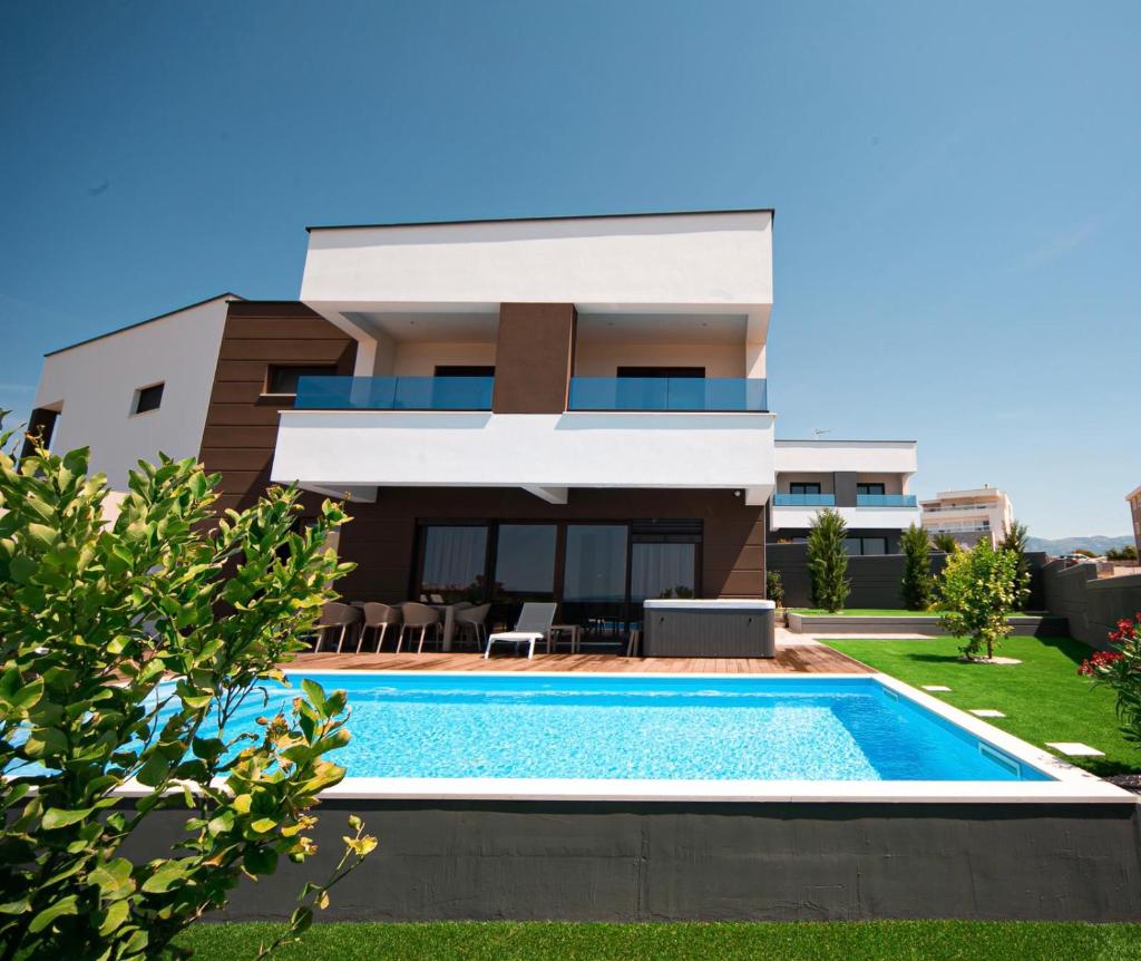 Villa Estate photo 1