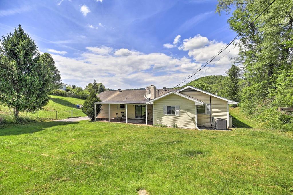 Bluefield Retreat with Pool Table Near Parks! photo 1