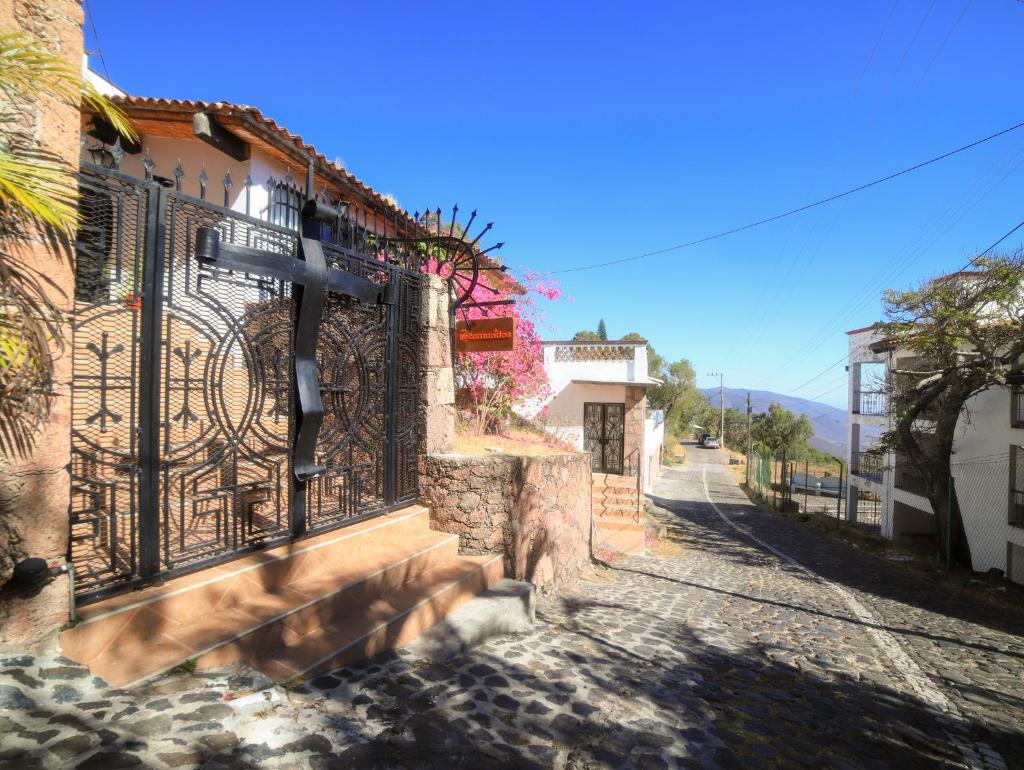Casa de las Cruces Taxco - Tap to explore photos