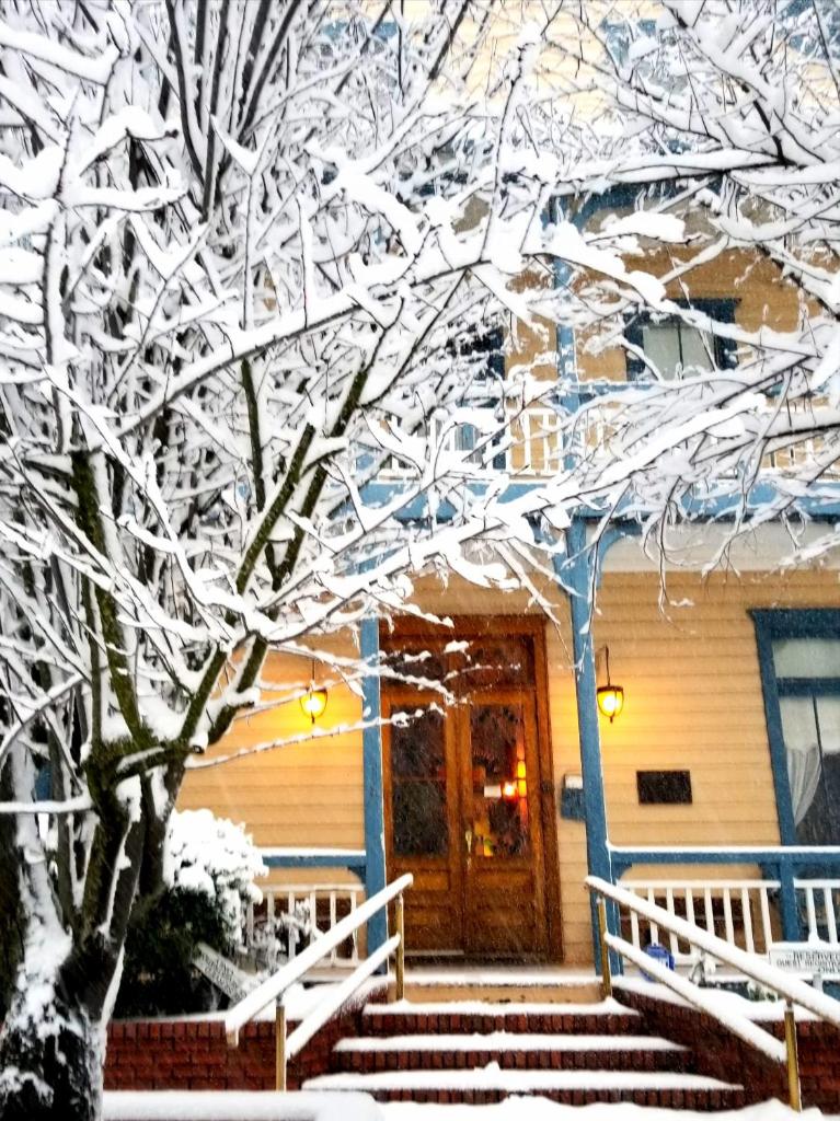 American River Inn image