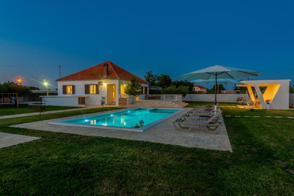 S&I Peaceful Holiday Home With Pool & Jacuzzi photo 4