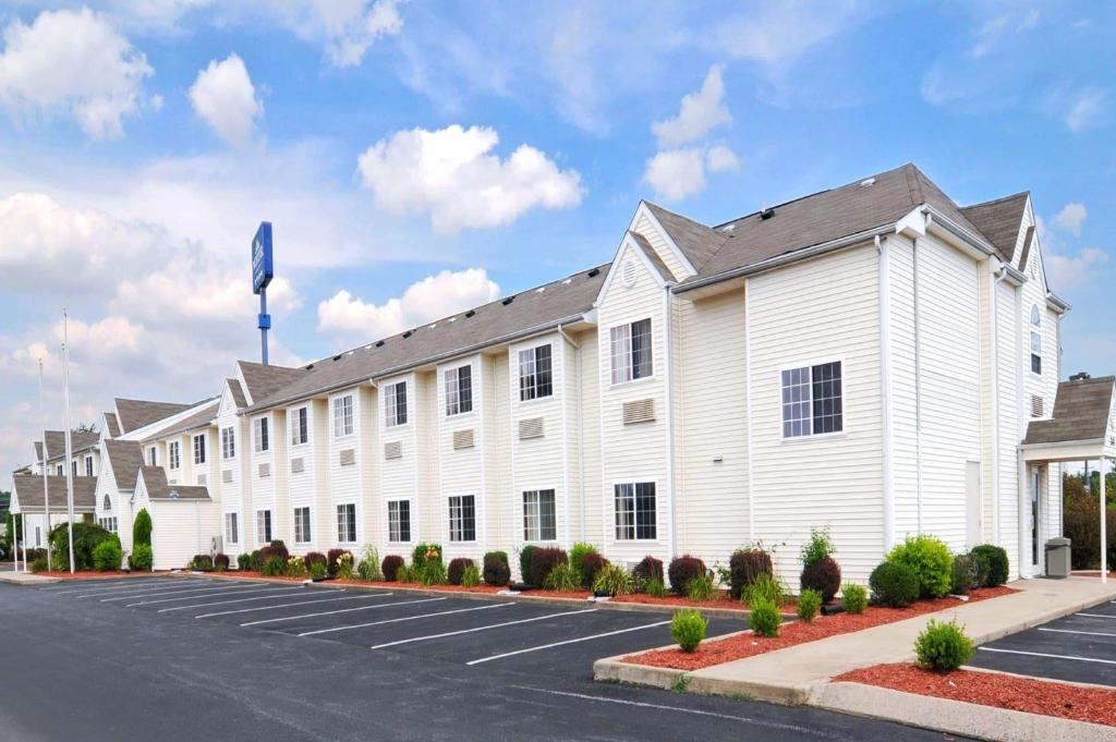 Microtel Inn & Suites by Wyndham Clarksville image