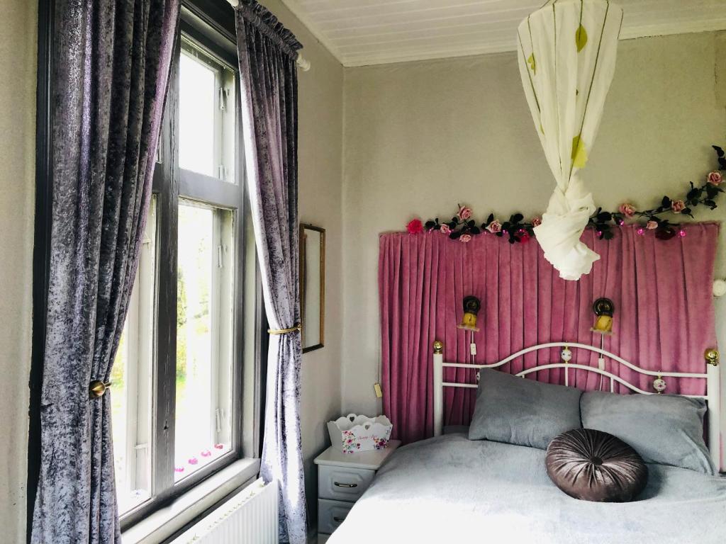 2-Bed Apartment overlooking the river photo 3