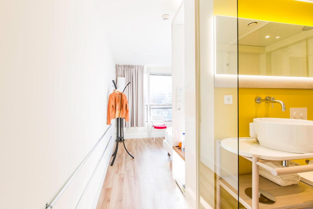 Двухместный (Большой двухместный номер с 1 кроватью), Qbic Hotel WTC Amsterdam