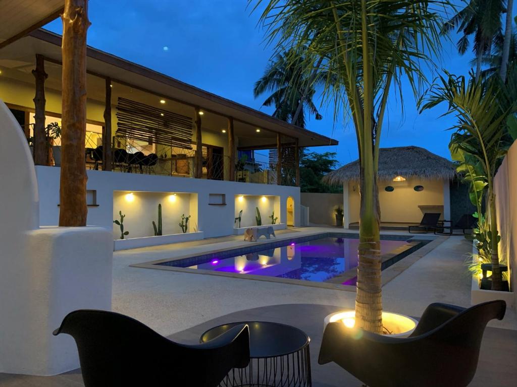 Baan Thamarchat 3 villas 13 bedrooms & Shala photo 3