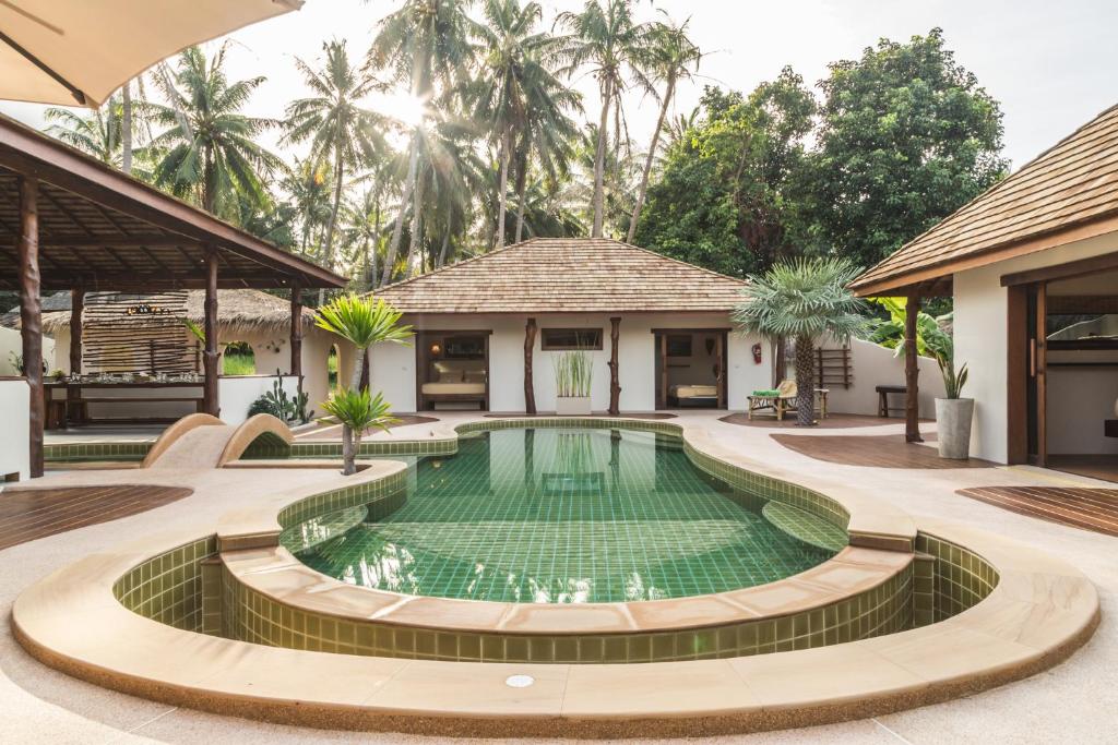 Baan Thamarchat 3 villas 13 bedrooms & Shala photo 4