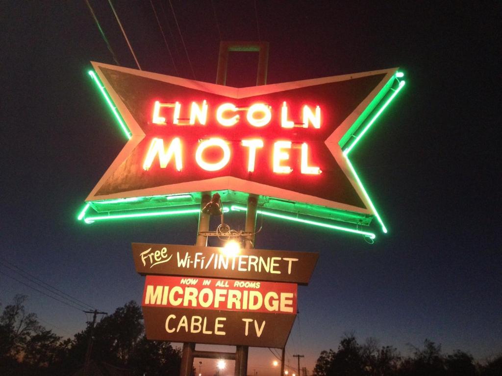 Lincoln Motel image
