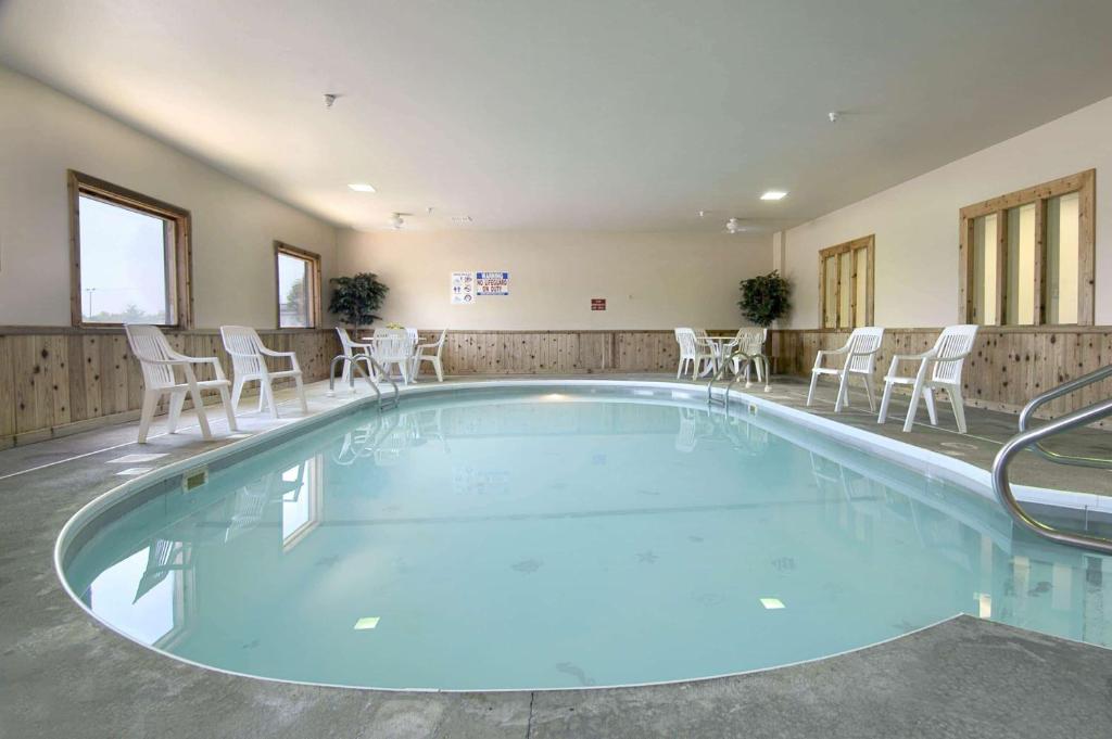 Super 8 by Wyndham Mason City photo 3