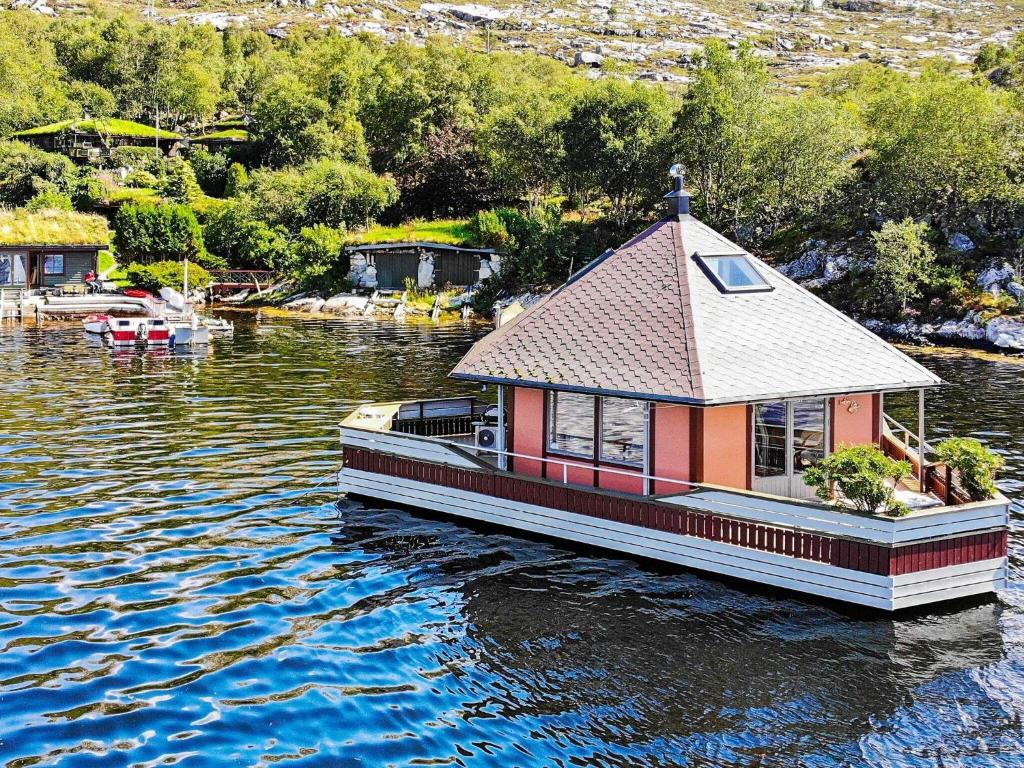 Two-Bedroom Holiday home in Kalvåg photo 1