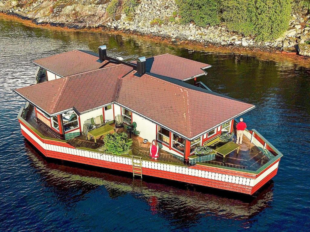 Three-Bedroom Holiday home in Kalvåg photo 1