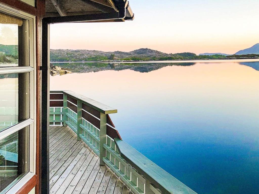 Three-Bedroom Holiday home in Kalvåg photo 2