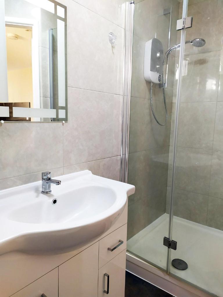 The Beech Flat - Self contained one bedroom flat with parking - Tap to explore photos
