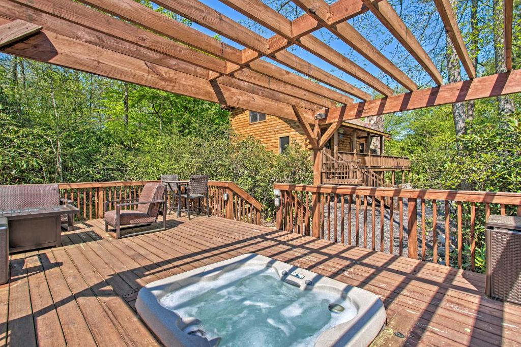Deluxe Family Cabin with Game Room and Fire Pit! photo 1