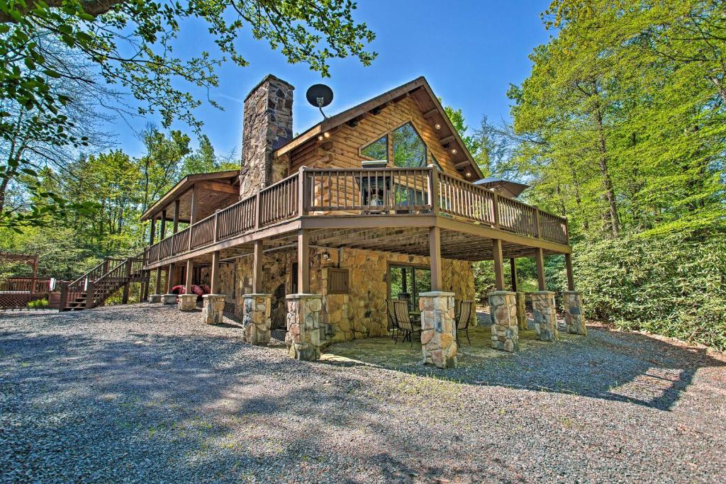 Deluxe Family Cabin with Game Room and Fire Pit! photo 2
