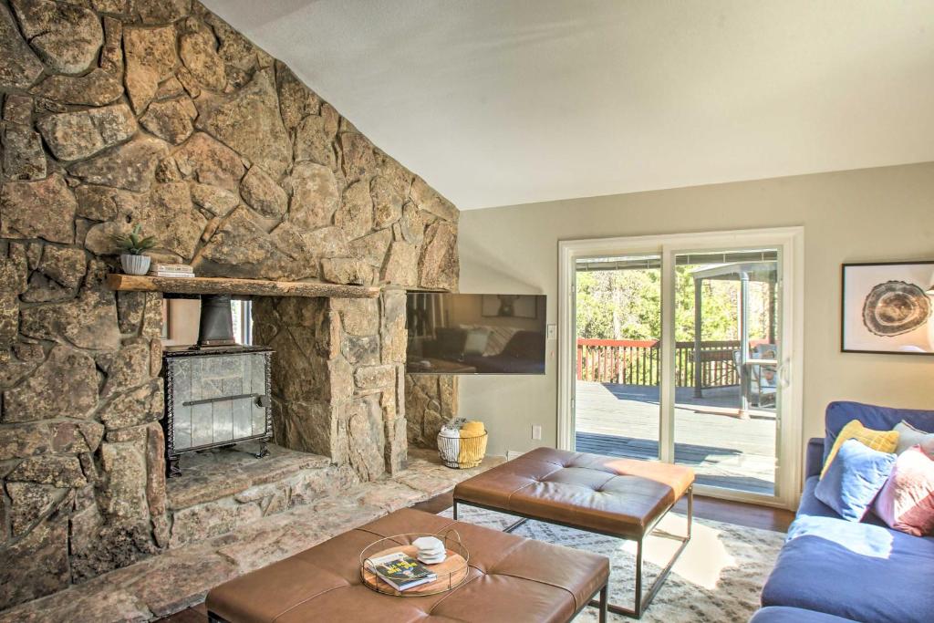 Private Evergreen Hideaway with Deck and Mtn View photo 3