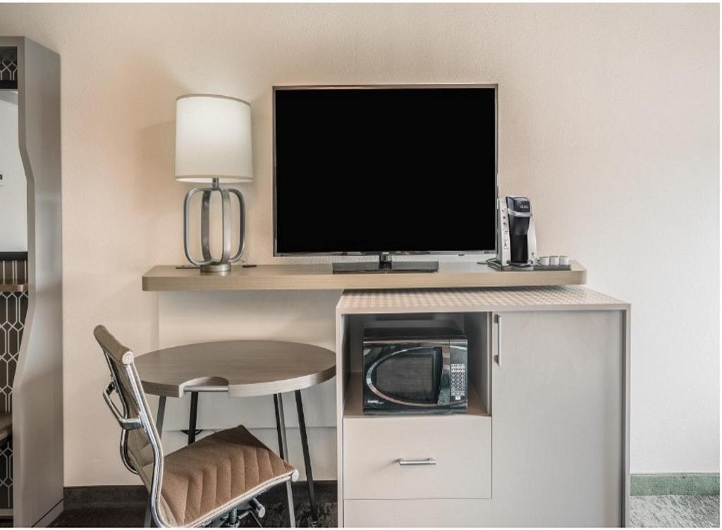 Holiday Inn Roanoke Airport - Conference CTR, an IHG Hotel photo 2
