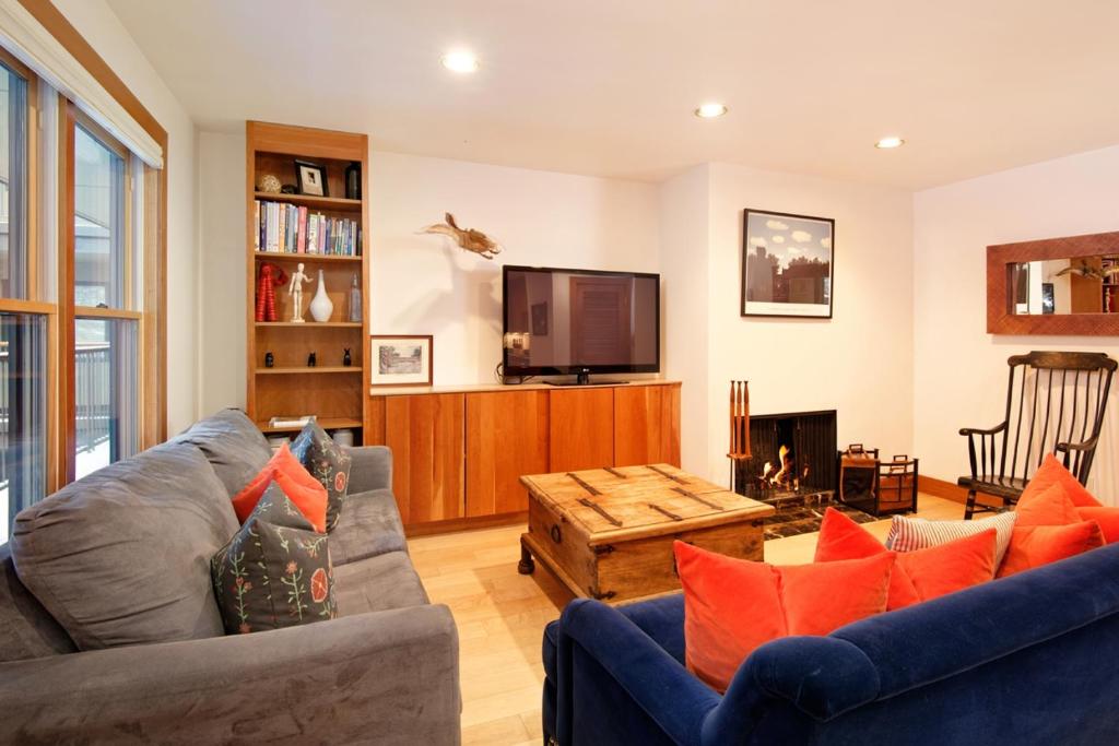 Ute Condominiums Unit 204, Condo with Fireplace & Parking image