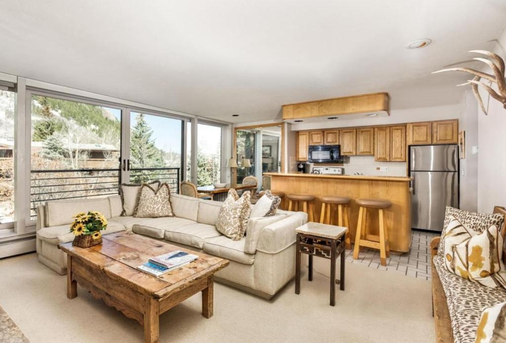 Durant Unit B202, Spacious Condo with Great Views, Excellent Location 2 Blocks to Ski Slopes image