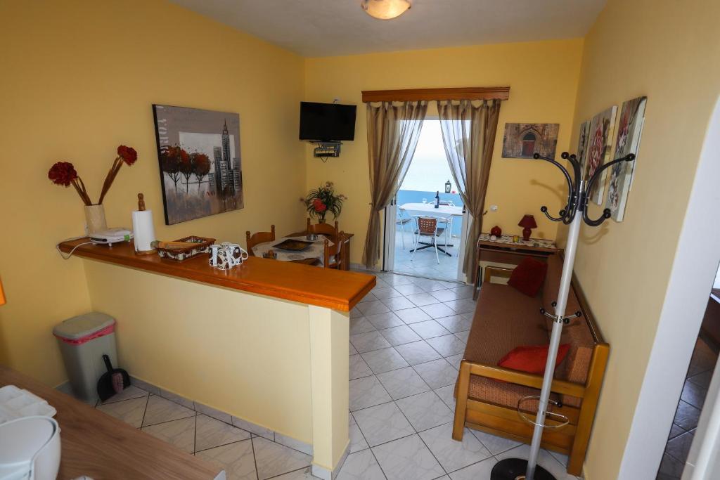 Agios Georgios - 2 Beds - Sleeps 4 - Free Parking - Tap to explore photos