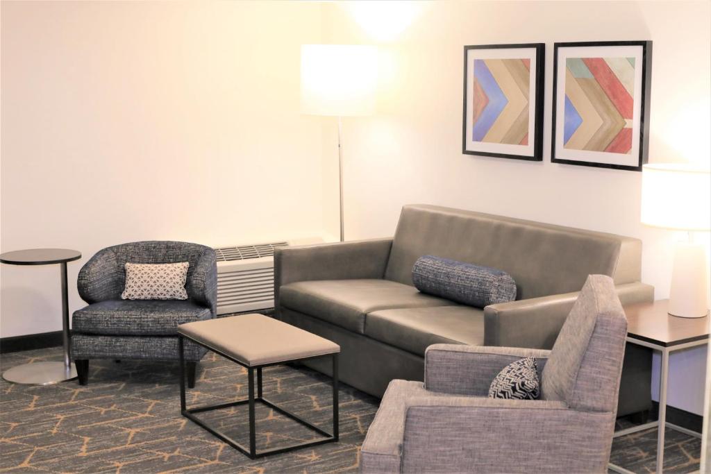 Holiday Inn & Suites St. Cloud, an IHG Hotel photo 1