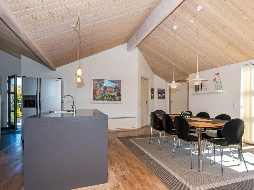 Four-Bedroom Holiday home in Hemmet 6 photo 2