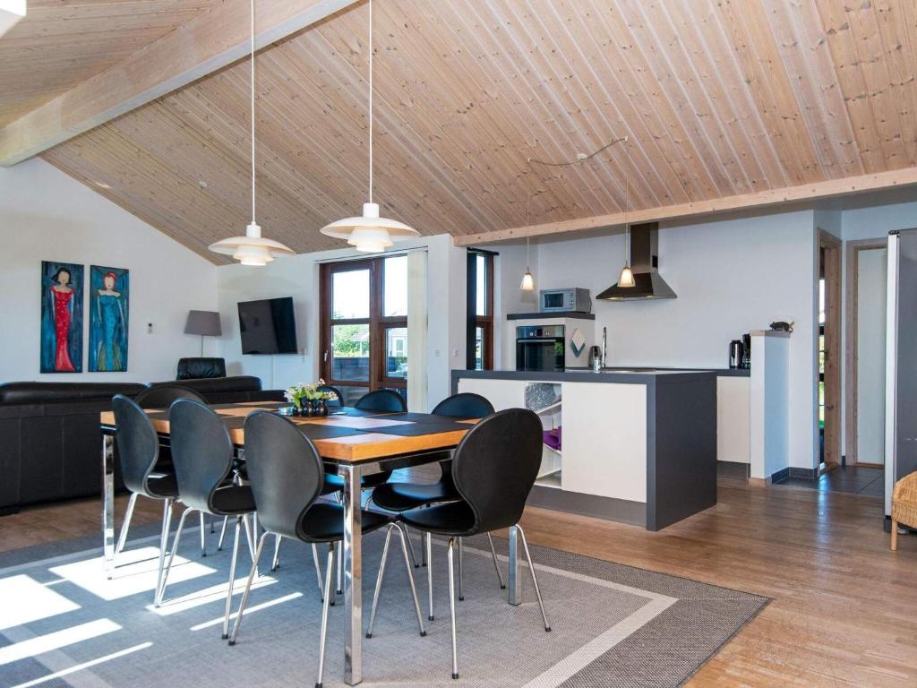 Four-Bedroom Holiday home in Hemmet 6 photo 3