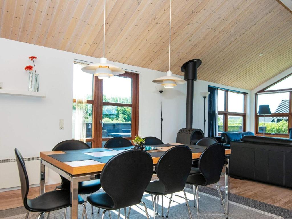 Four-Bedroom Holiday home in Hemmet 6 photo 4