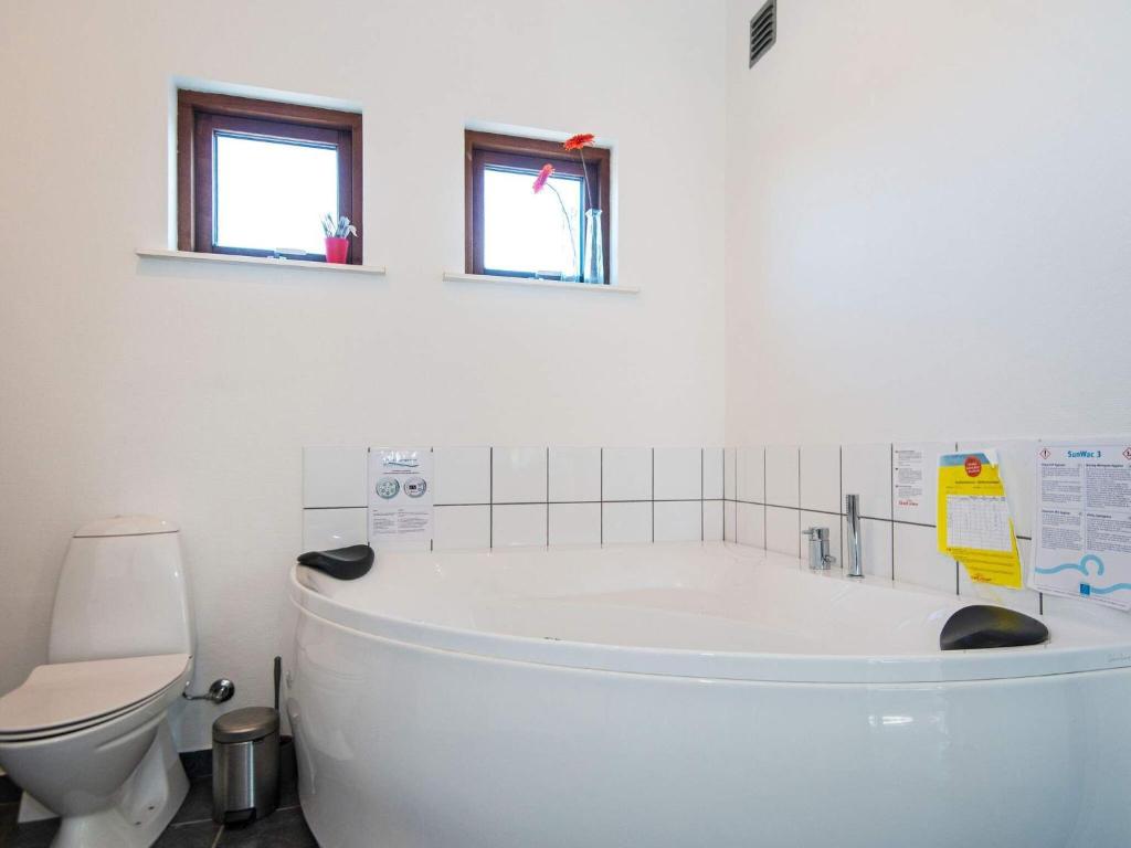 Four-Bedroom Holiday home in Hemmet 6 photo 1