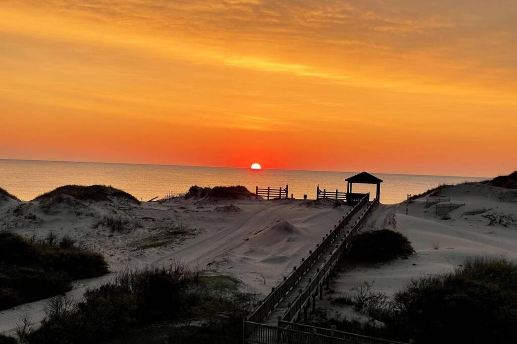 Oceanfront grandeur in 4x4 Outerbanks - Mark Twain image