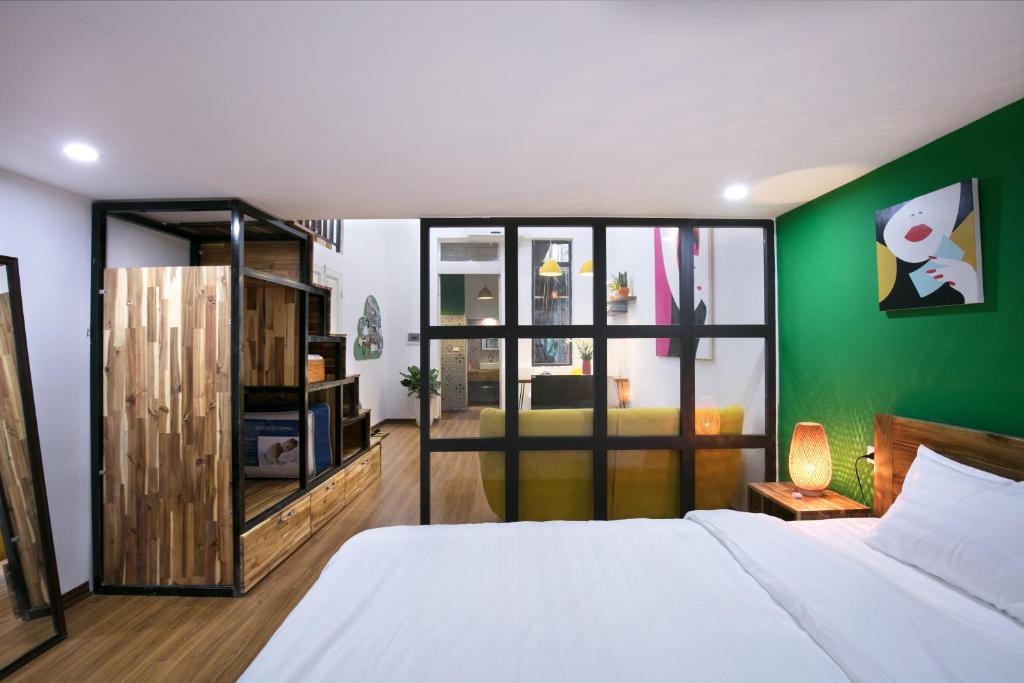 Holly's Hidden Nest in Prime Location