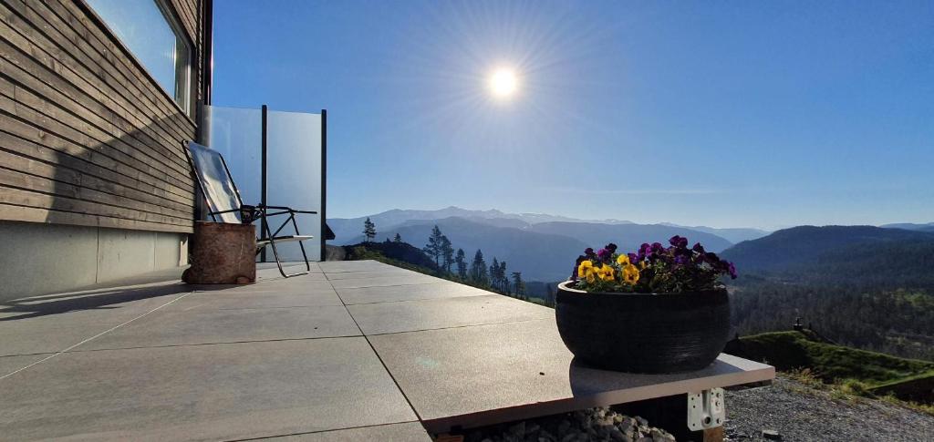 Tiny mountain cabin with a panoramic view photo 4