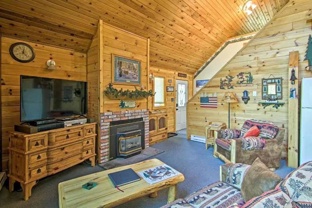 Peaceful Hilltop Hideaway with Porch on 2 Acres photo 3