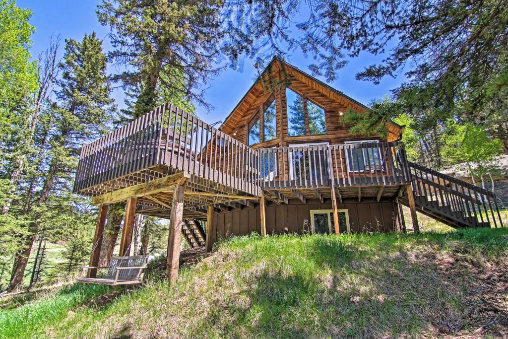 Peaceful Hilltop Hideaway with Porch on 2 Acres photo 2