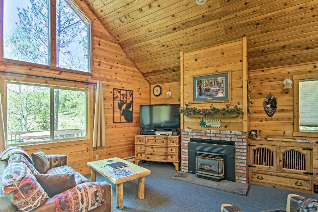 Peaceful Hilltop Hideaway with Porch on 2 Acres photo 4