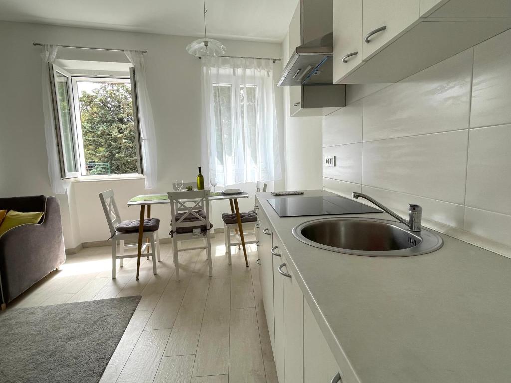 Modern apartment in the old part of town photo 3