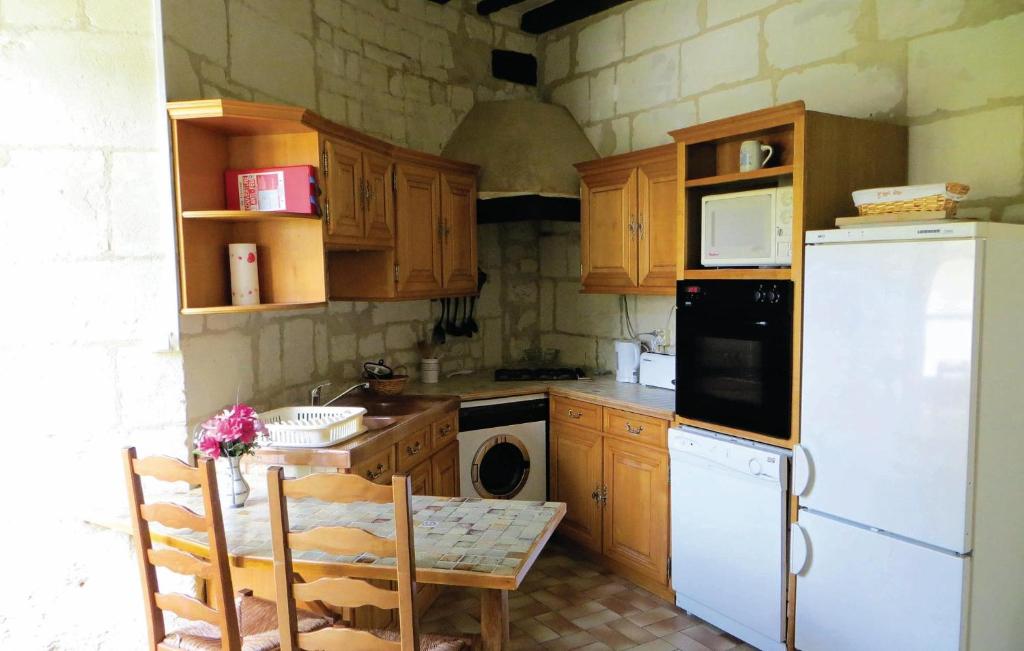 Nice Home In Chinon With 2 Bedrooms And Wifi photo 3