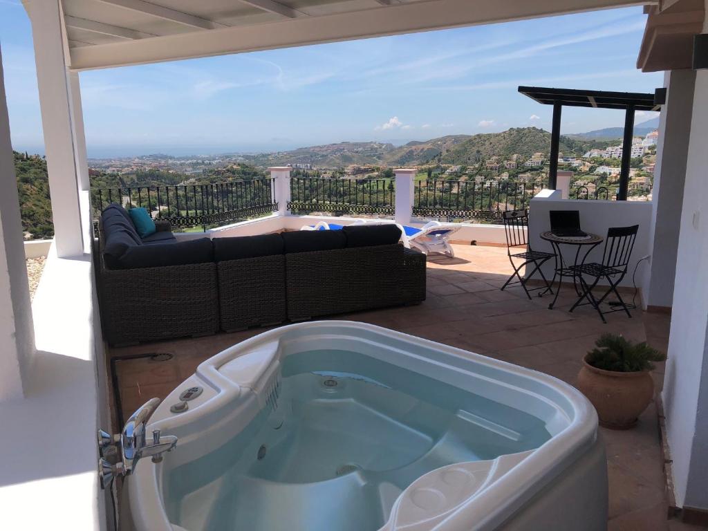 Casa Rose - Beautiful 3 Bedroom Townhouse & Pool photo 2