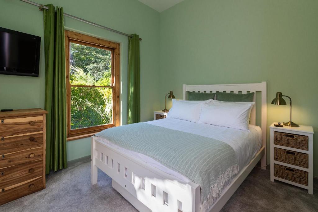 ZenCapeTown Holiday House - Tap to explore photos